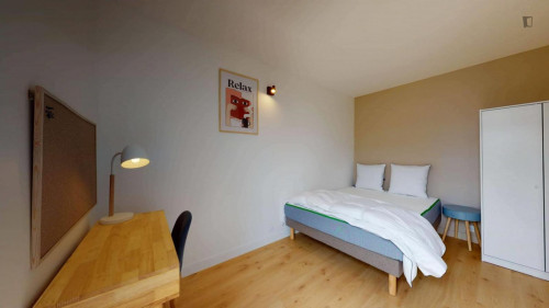 Comfy double bedroom close to Le jardin du Centre