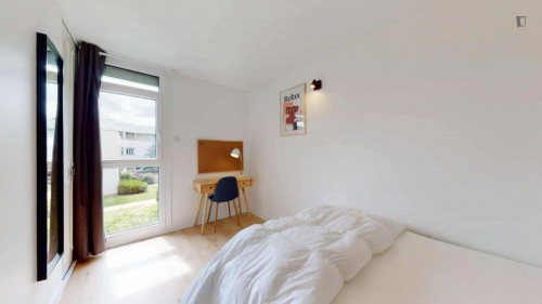 Comfy double bedroom close to Le jardin du Centre