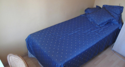 Single bedroom in 2-bedroom apartment