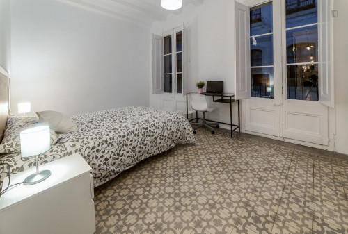 Luminous double bedroom in a 7-bedroom apartment - Gallery - 13