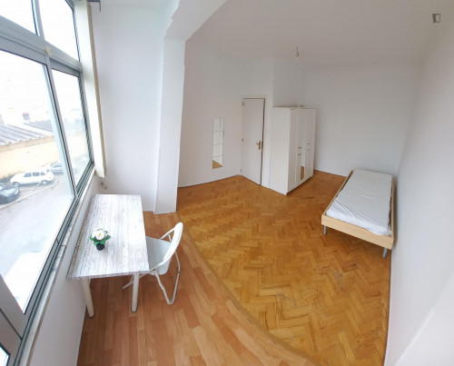 BIG and Bright bedroom in Alcântara