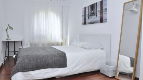 Double bedroom in 8-bedroom apartment