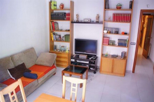 Practical single bedroom in a 3-bedroom flat, near the Maragall metro station