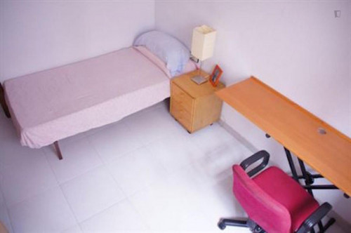 Practical single bedroom in a 3-bedroom flat, near the Maragall metro station