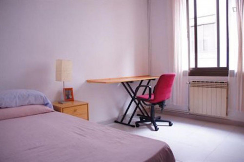 Practical single bedroom in a 3-bedroom flat, near the Maragall metro station