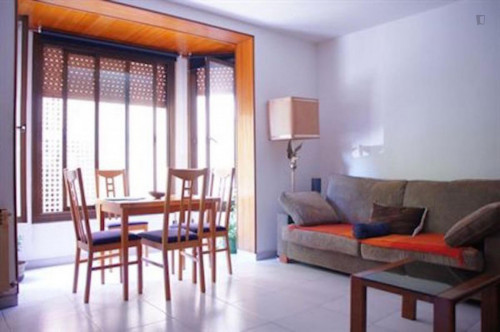 Practical single bedroom in a 3-bedroom flat, near the Maragall metro station