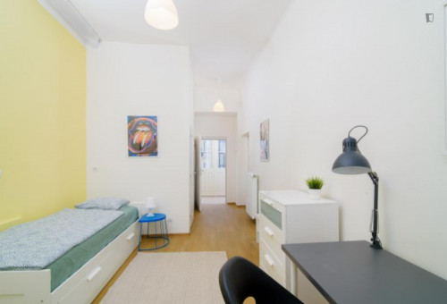 Cosy single bedroom in a 3-bedroom apartment close to Church of St. Ignatius