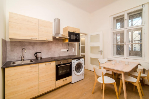 Cosy single bedroom in a 3-bedroom apartment close to Church of St. Ignatius