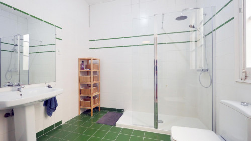 Cool double bedroom near Diagonal metro station - Gallery - 21