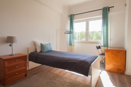 Sunny single bedroom in Lumiar