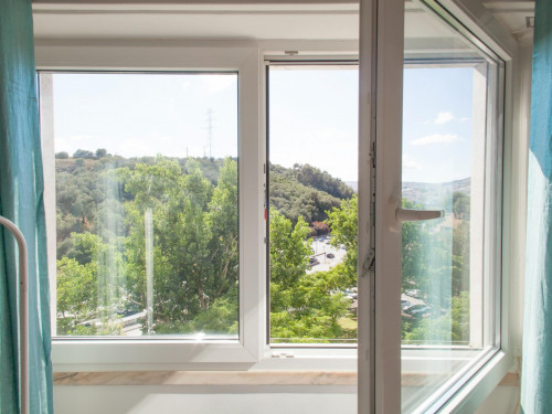 Sunny single bedroom in Lumiar