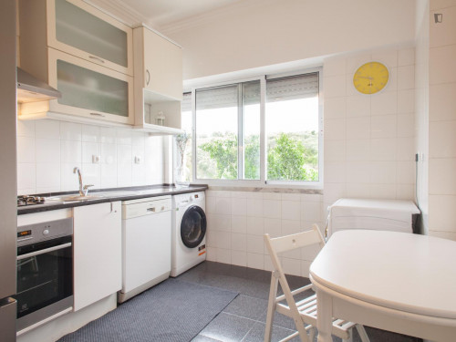 Sunny single bedroom in Lumiar