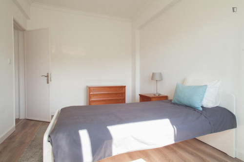 Sunny single bedroom in Lumiar