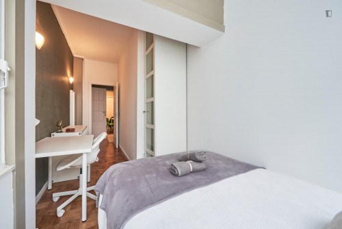 Cool double bedroom next to Jardim da Fundação Calouste Gulbenkian