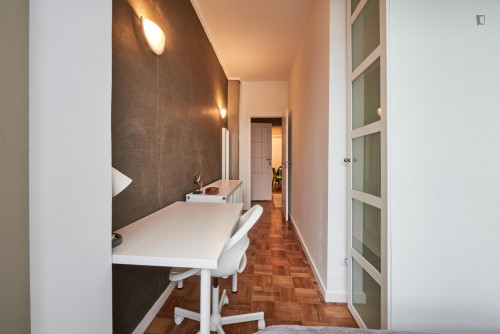 Cool double bedroom next to Jardim da Fundação Calouste Gulbenkian  - Gallery -  5