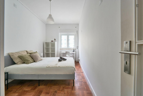 Bright double bedroom very close to Saldanha metro station