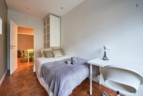 Nice double bedroom with balcony near Jardim da Fundação Calouste Gulbenkian  - Gallery -  5