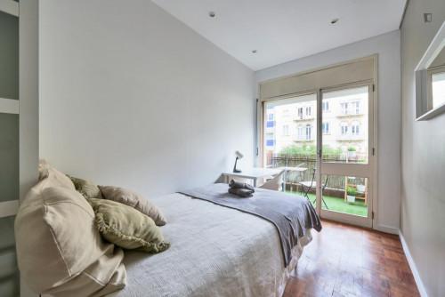 Nice double bedroom with balcony near Jardim da Fundação Calouste Gulbenkian