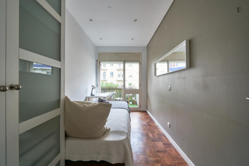 Nice double bedroom with balcony near Jardim da Fundação Calouste Gulbenkian