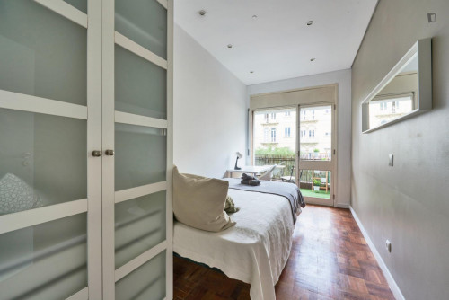 Nice double bedroom with balcony near Jardim da Fundação Calouste Gulbenkian