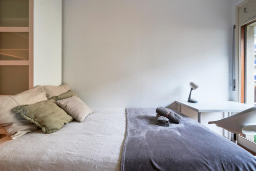 Nice double bedroom with balcony near Jardim da Fundação Calouste Gulbenkian