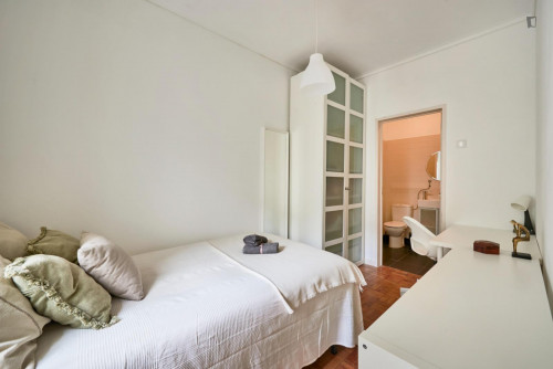 Comfy double ensuite bedroom close to Saldanha metro station