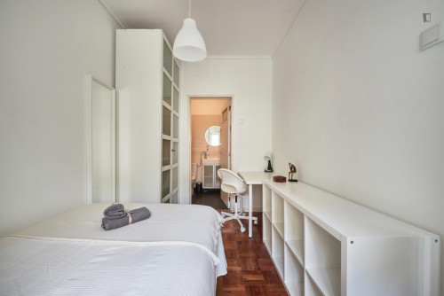 Comfy double ensuite bedroom close to Saldanha metro station