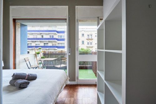 Attractive double bedroom not far from São Sebastião metro station