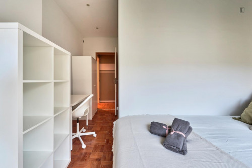 Attractive double bedroom not far from São Sebastião metro station - Gallery - 7