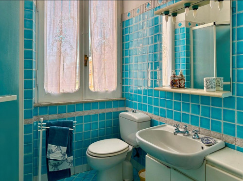 Charming single bedroom with a private bathroom, in Trastevere.
