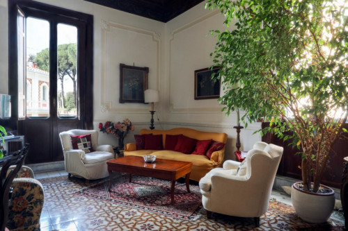 Charming single bedroom with a private bathroom, in Trastevere.