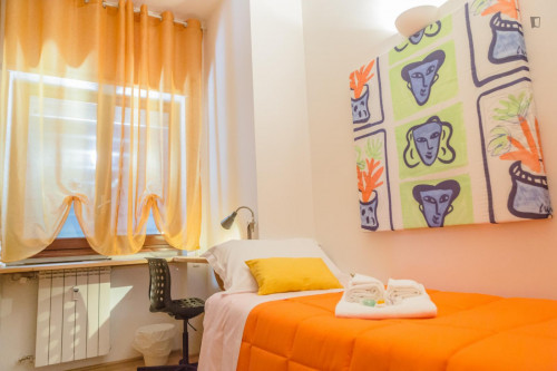 Homely 2-bedroom apartment next to Valle Aurelia Train Station