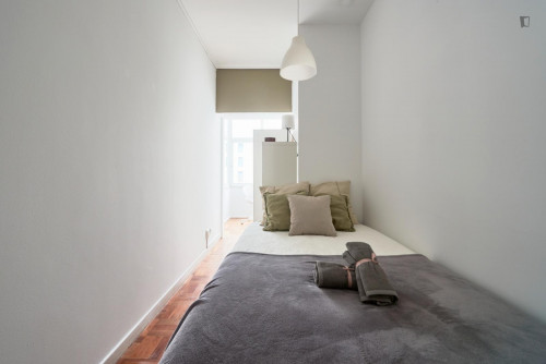 Snug double bedroom close to Calouste Gulbenkian Museum