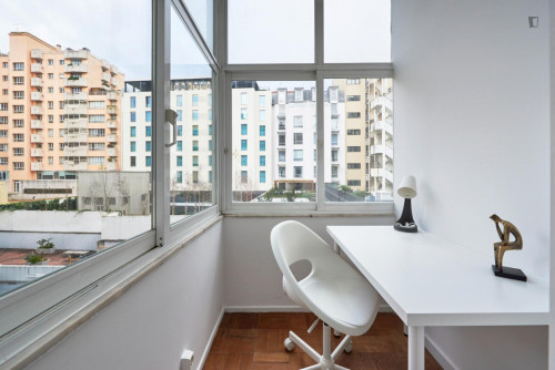 Snug double bedroom close to Calouste Gulbenkian Museum