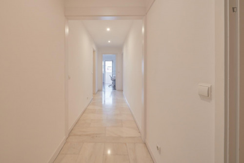 Bright single ensuite bedroom in proximity to Entrecampos train station