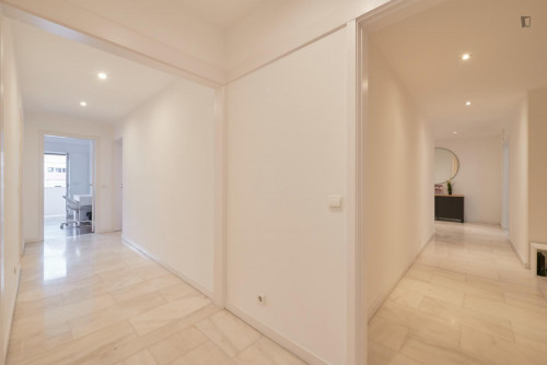 Bright single ensuite bedroom in proximity to Entrecampos train station