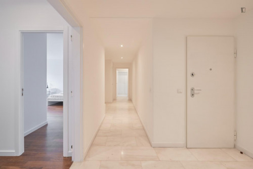 Bright single ensuite bedroom in proximity to Entrecampos train station  - Gallery -  5