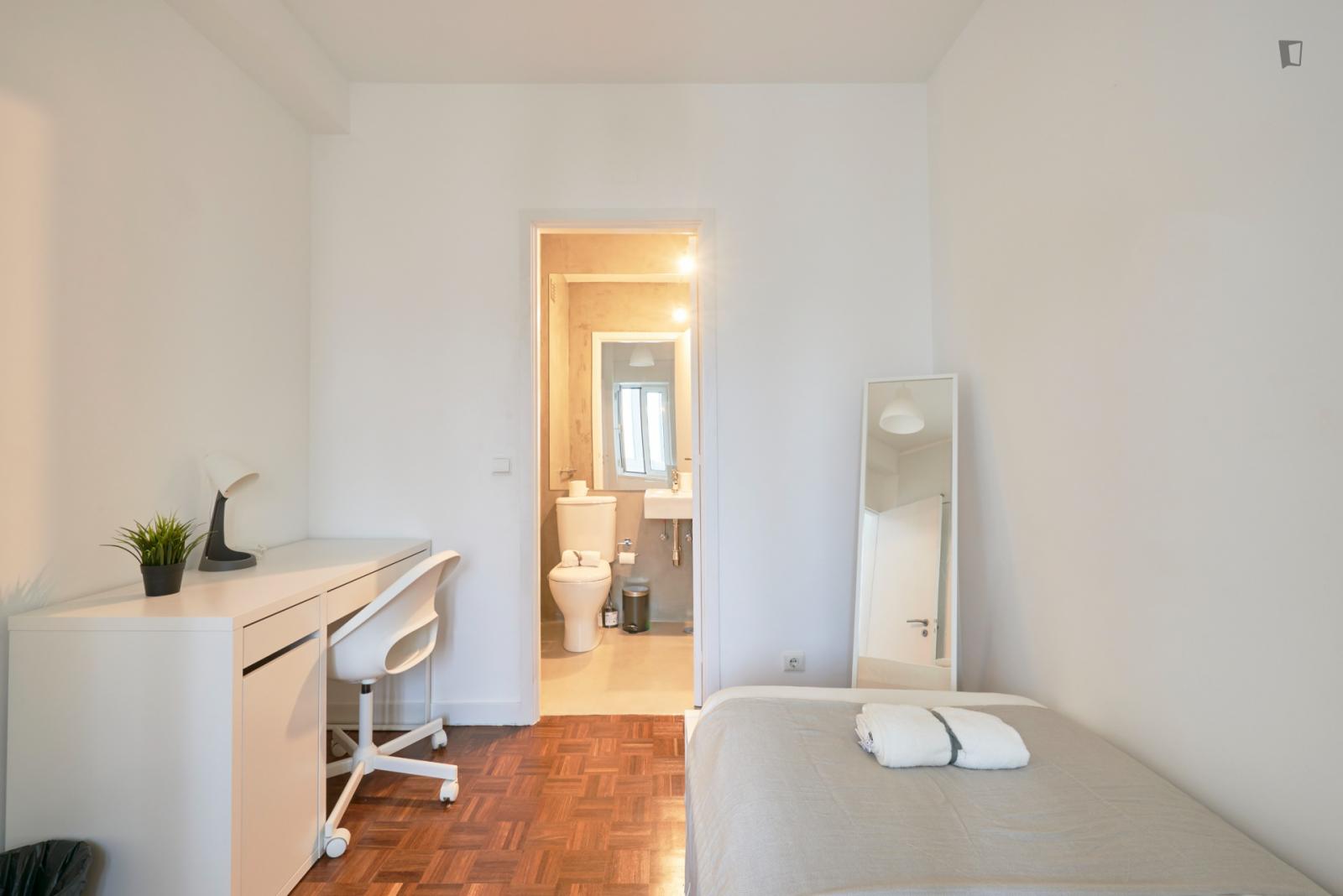  Bright Single Ensuite Bedroom In Proximity To Entrecampos Train Station  -  Bright single ensuite bedroom in proximity to Entrecampos train station  - Gallery -  1