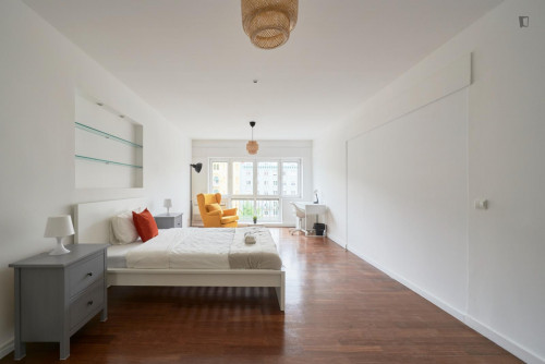 Large double bedroom close to Entrecampos train station