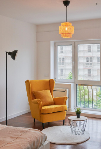 Large double bedroom close to Entrecampos train station