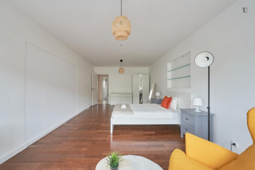 Large double bedroom close to Entrecampos train station