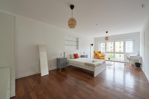 Large double bedroom close to Entrecampos train station