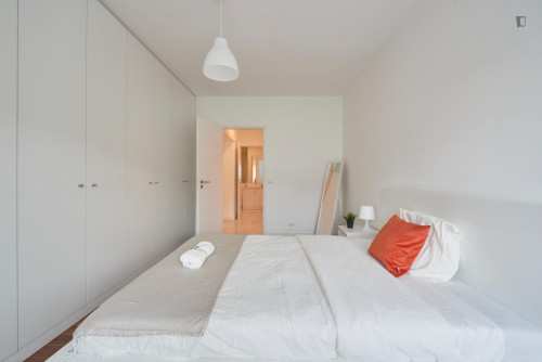 Cool double bedroom in a fabulous 7-bedroom apartment in Entrecampos