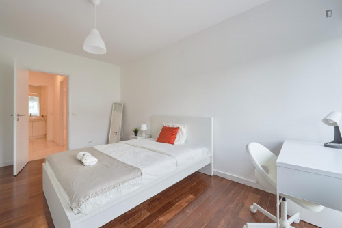 Cool double bedroom in a fabulous 7-bedroom apartment in Entrecampos