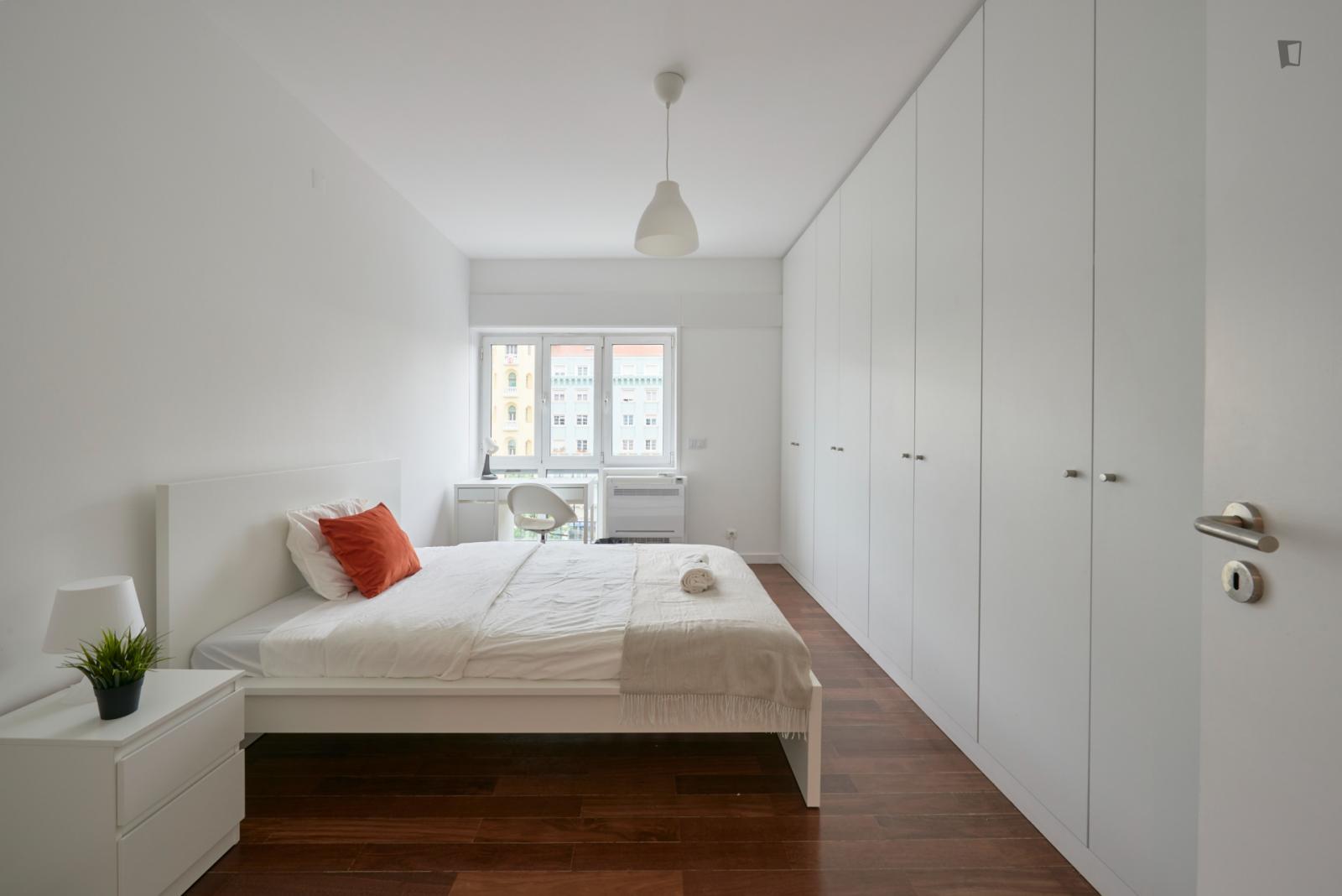  Cool Double Bedroom In A Fabulous 7-Bedroom Apartment In Entrecampos  -  Cool double bedroom in a fabulous 7-bedroom apartment in Entrecampos  - Gallery -  1