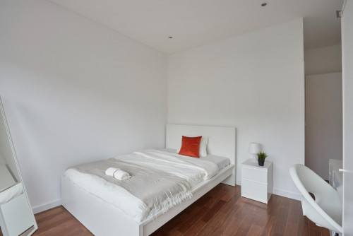 Great double bedroom in Entrecampos