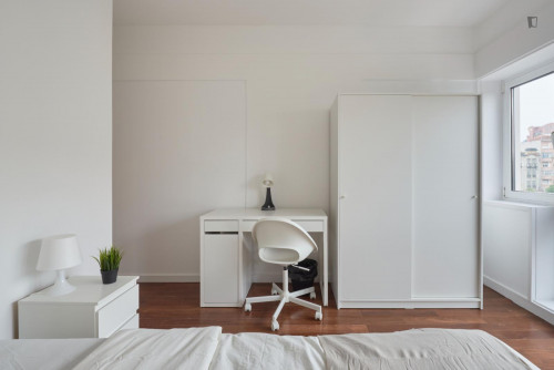 Great double bedroom in Entrecampos
