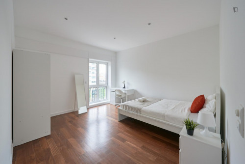 Big double bedroom close to Centro Comercial do Campo Pequeno