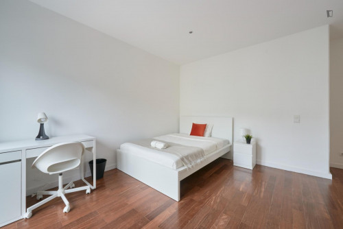 Big double bedroom close to Centro Comercial do Campo Pequeno