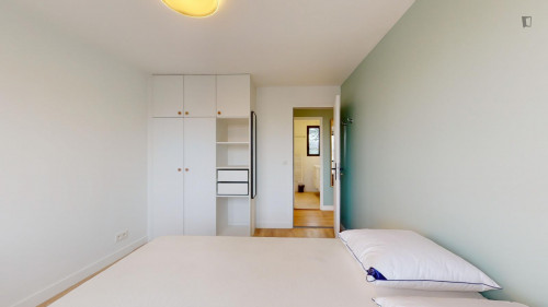 Luminous double bedroom in Roquette